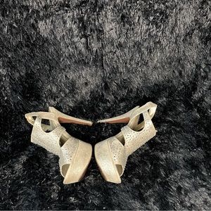 BCBGeneration high heel shoes size 7.5